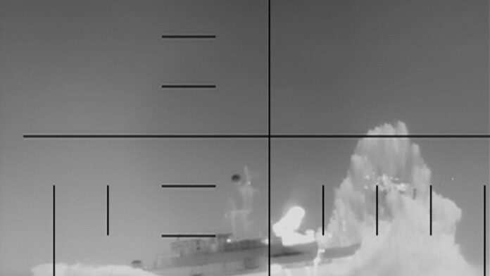 Así se realizó el hundimiento de un buque de guerra iraní por parte de un submarino estadounidense. Foto: EFE/@deptofwar