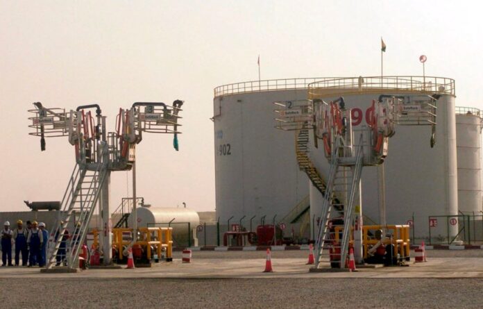 El precio del petróleo subió en los mercados internacionales pese al anuncio de liberación de reservas estratégicas. Foto: EFE/Kamal Akrayi/Archivo