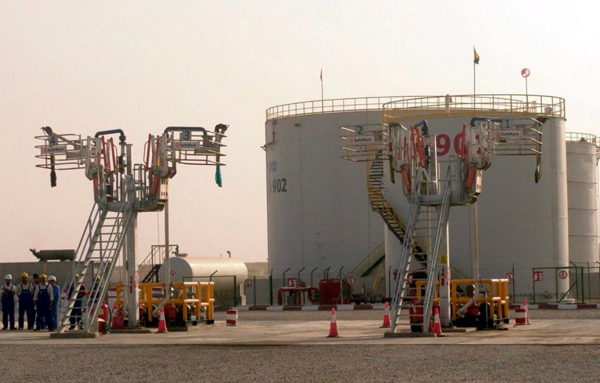 El precio del petróleo subió en los mercados internacionales pese al anuncio de liberación de reservas estratégicas. Foto: EFE/Kamal Akrayi/Archivo