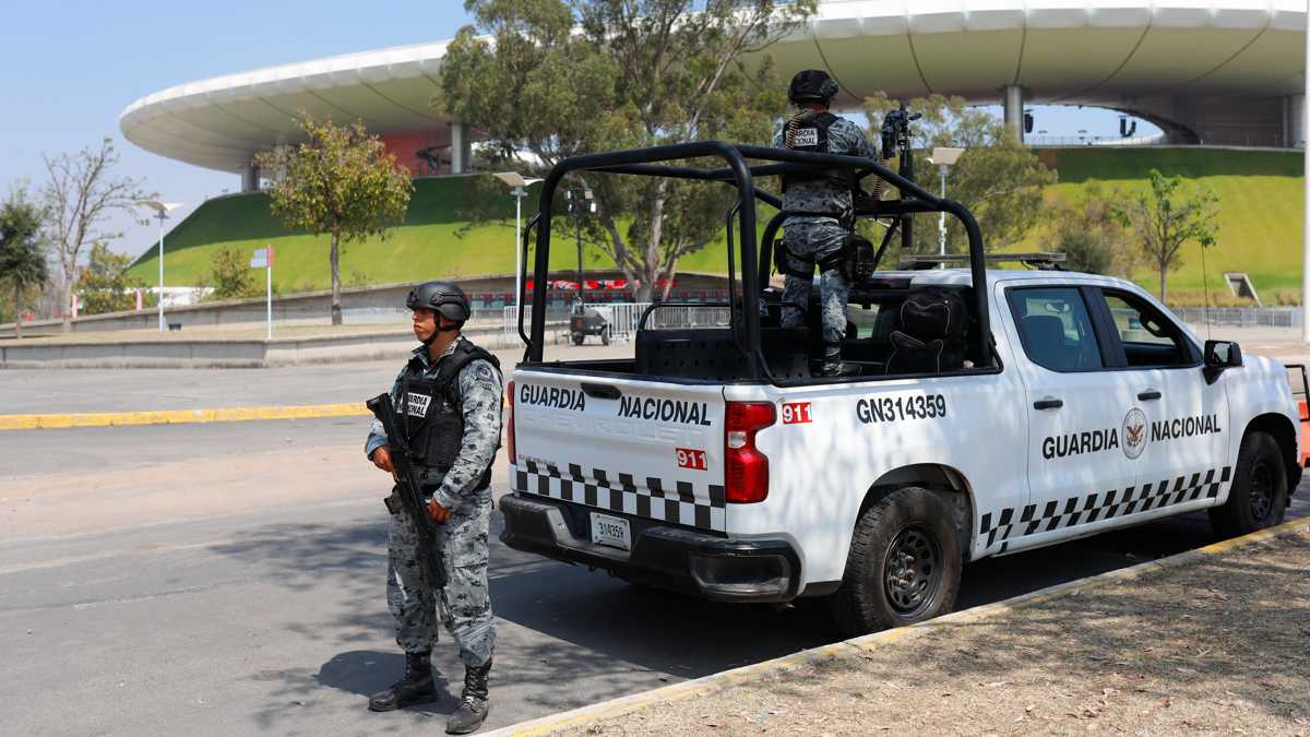 Elementos de la Guardia Nacional resguardan al exterior del Estadio Akron este domingo en la ciudad de Guadalajara en Jalisco. Foto: EFE/Francisco Guasco
