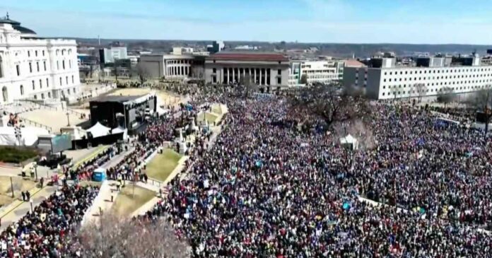 Manifestantes participan en protestas del movimiento “No Kings” contra políticas del Gobierno de Estados Unidos. Foto: Tomada de X