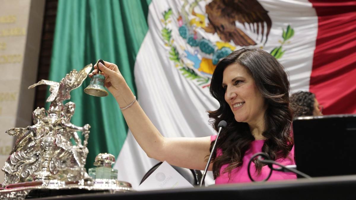 La presidenta de la Cámara de Diputados, la panista Kenia López, en la sesión donde se declaró constitucional la reforma laboral. Foto: @Rlegislatura en X La presidenta de la Cámara de Diputados, la panista Kenia López, en la sesión donde se declaró constitucional la reforma laboral. Foto: @Rlegislatura en X