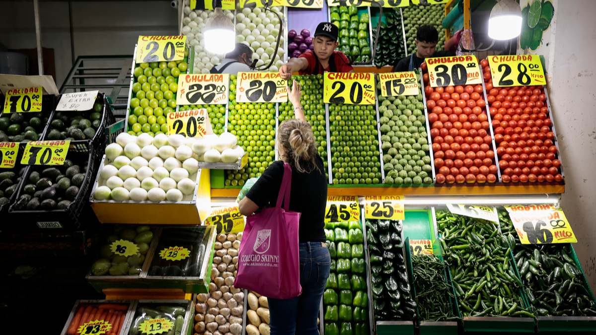 Productos agrícolas como el limón y el jitomate registraron fuertes aumentos de precio en febrero. Foto: EFE/José Méndez/Archivo