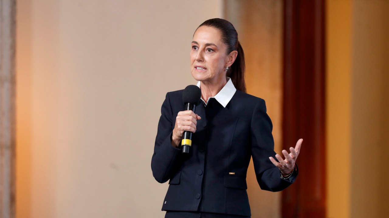 La presidenta de México, Claudia Sheinbaum, habla en una rueda de prensa este jueves en Palacio Nacional de la Ciudad de México. Foto: EFE/Isaac Esquivel