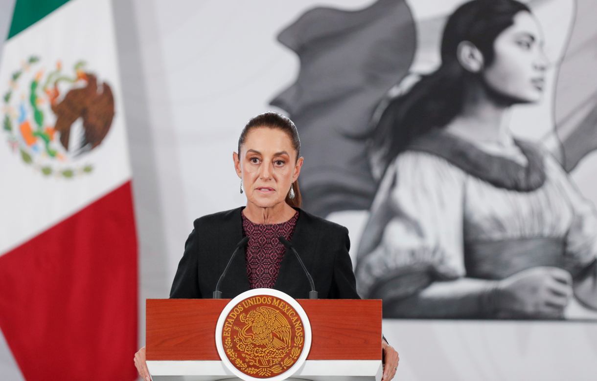 La presidenta de México, Claudia Sheinbaum, habla en una rueda de prensa este martes en el Palacio Nacional de la Ciudad de México. Foto: EFE/Isaac Esquivel