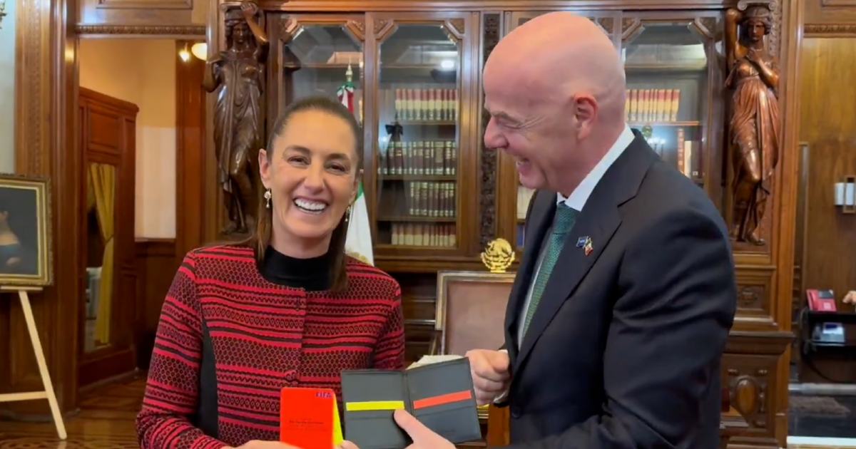 Claudia Sheinbaum y Gianni Infantino durante su reunión para revisar los preparativos del Mundial 2026 en México. Foto: Tomada de X