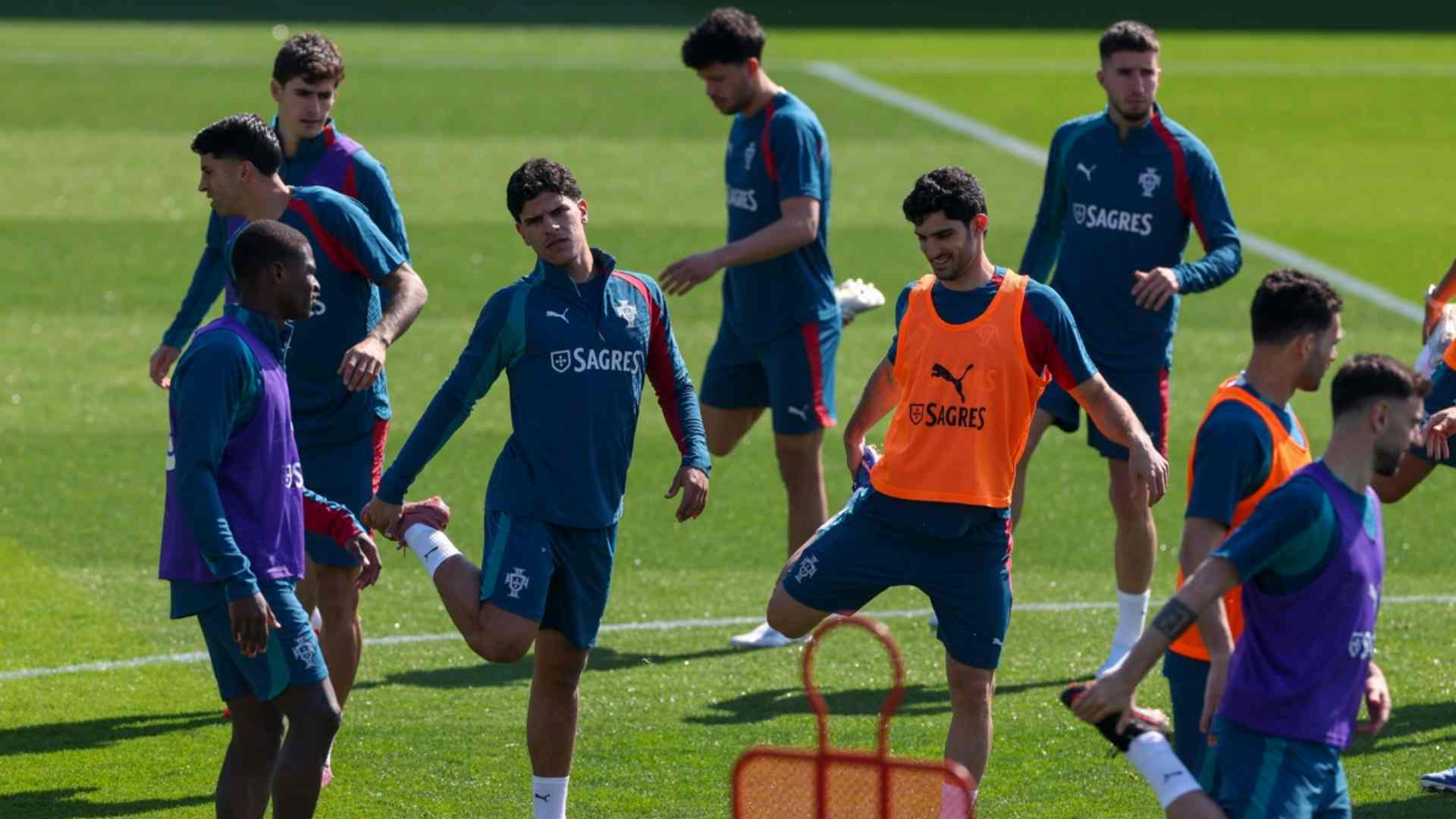 Selección de Portugal a su llegada a Cancún bajo un fuerte dispositivo de seguridad rumbo al amistoso ante México. Foto: EFE/EPA/Tiago Petinga