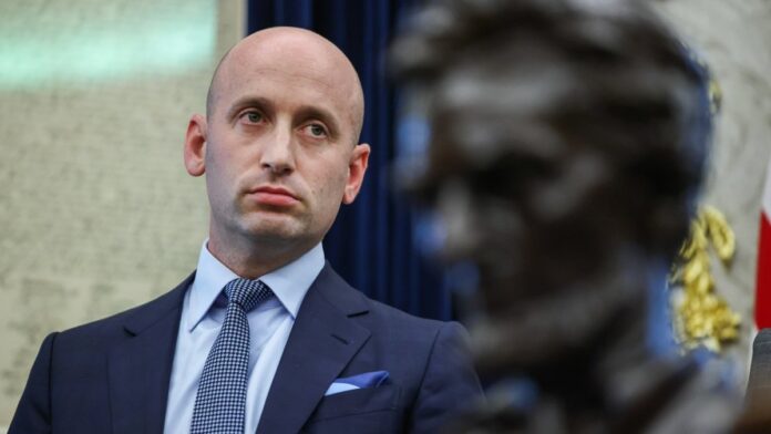 Stephen Miller pidió tratar a los carteles latinoamericanos como organizaciones terroristas durante una conferencia en Miami. Foto: EFE/EPA/Samuel Corum/POOL/Archivo