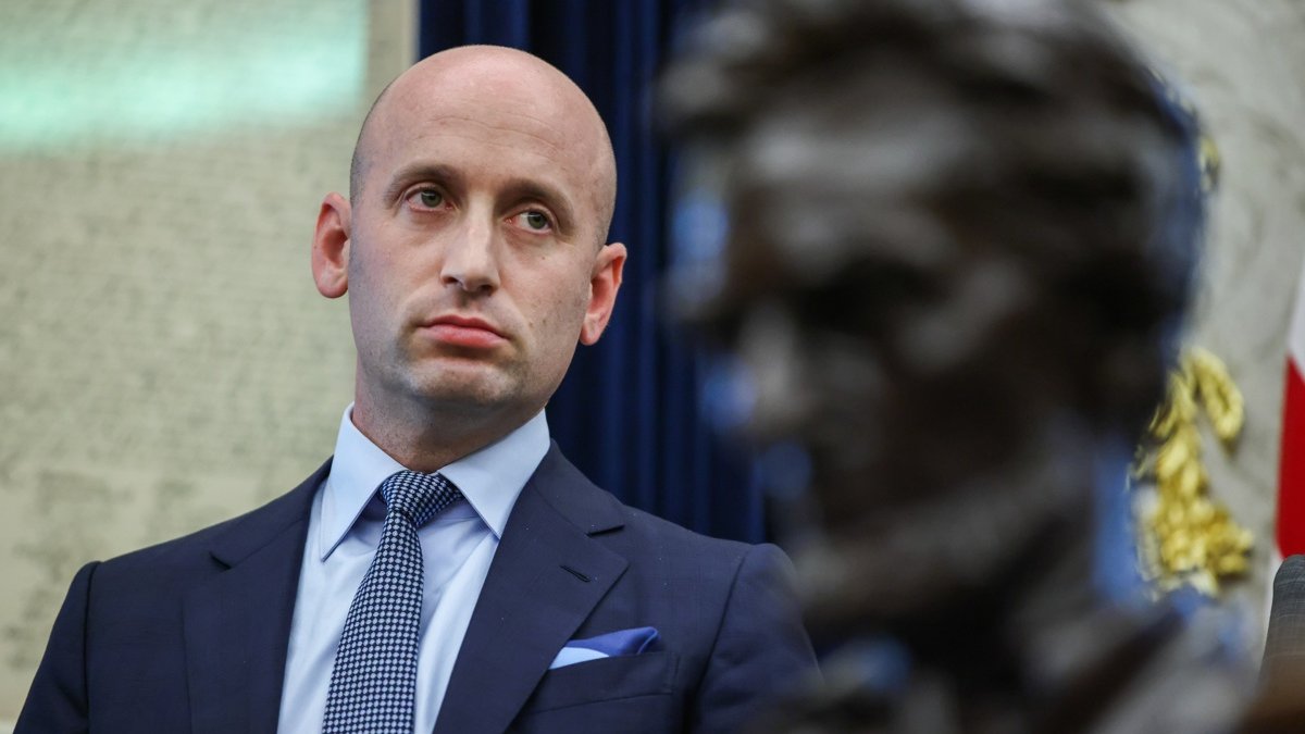 Stephen Miller pidió tratar a los carteles latinoamericanos como organizaciones terroristas durante una conferencia en Miami. Foto: EFE/EPA/Samuel Corum/POOL/Archivo