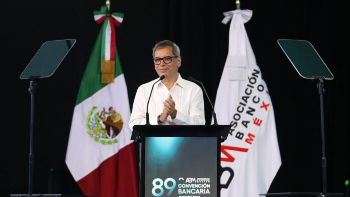 El secretario de Hacienda de México, Édgar Amador, habla durante una rueda de prensa en el marco de la 89.ª Convención Bancaria este viernes, en Cancún. Foto: EFE/Alonso Cupul