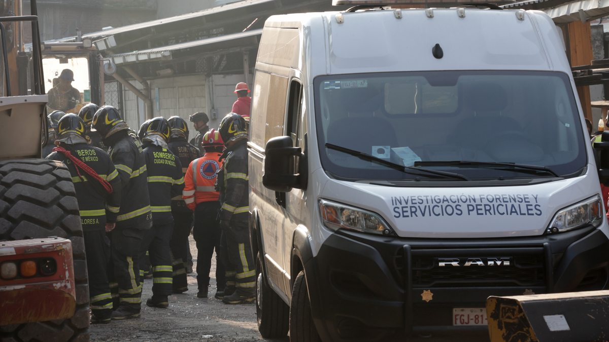 Equipos de rescate trabajan tras el colapso de un edificio en demolición en el centro de Ciudad de México. Foto: EFE/Madla Hartz
