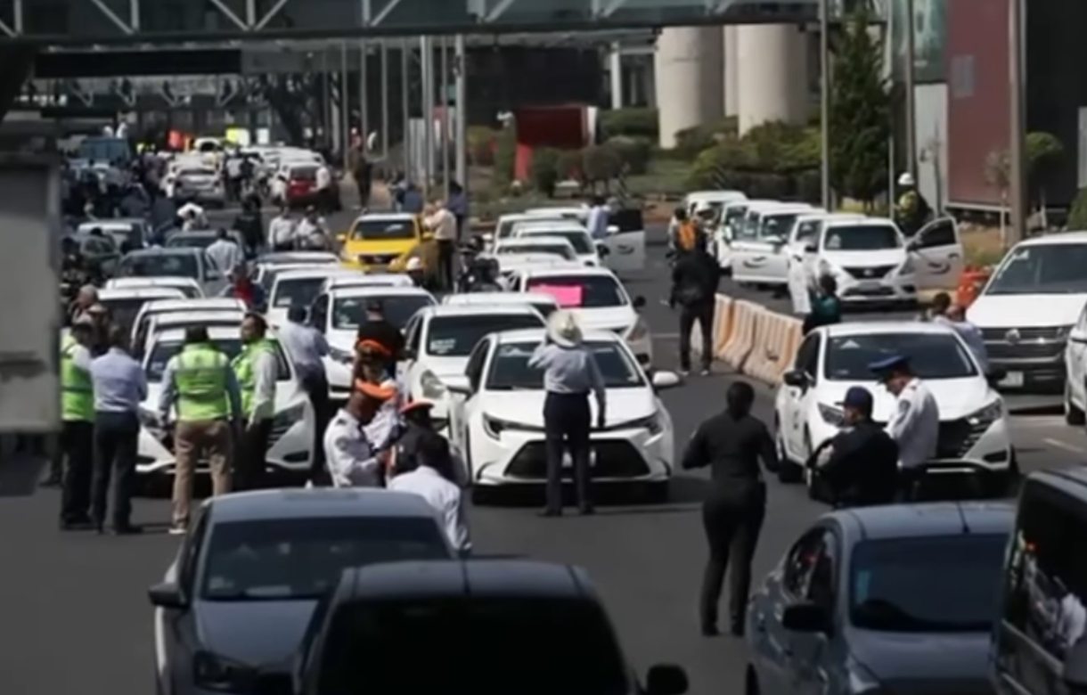 Taxistas permisionarios bloquearon durante casi tres horas el acceso a la Terminal 1 del AICM. Foto: Tomada de X