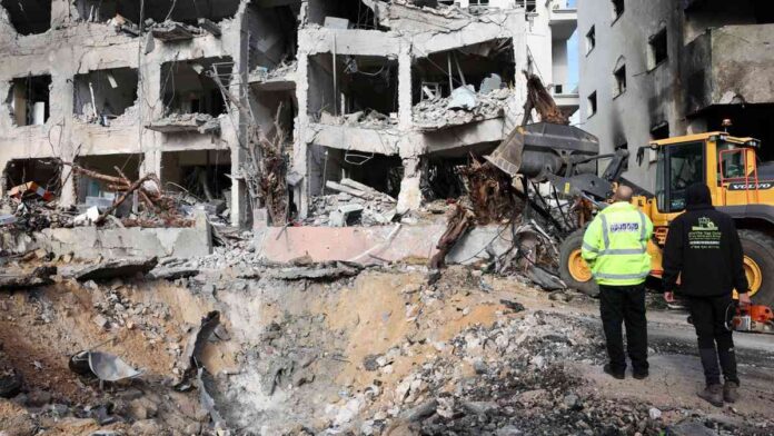 Personal de los servicios de emergencia inspecciona los daños en el lugar del impacto de un misil iraní en Tel Aviv, Israel. Foto: EFE/Abir Sultan