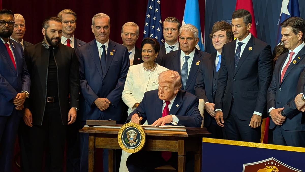 El presidente de Estados Unidos, Donald Trump, firma un documento junto a mandatarios latinoamericanos durante la cumbre ‘Escudo de las Américas’ en Miami. Foto: EFE/Eduard Ribas