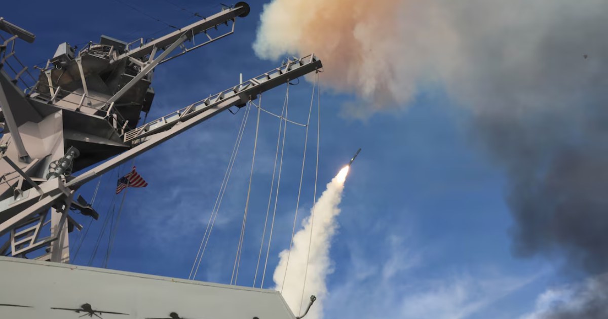 El presidente de EE.UU., Donald Trump, advirtió que podría destruir instalaciones eléctricas y petroleras de Irán si fracasan las negociaciones. Foto: Departamento de Guerra EEUU