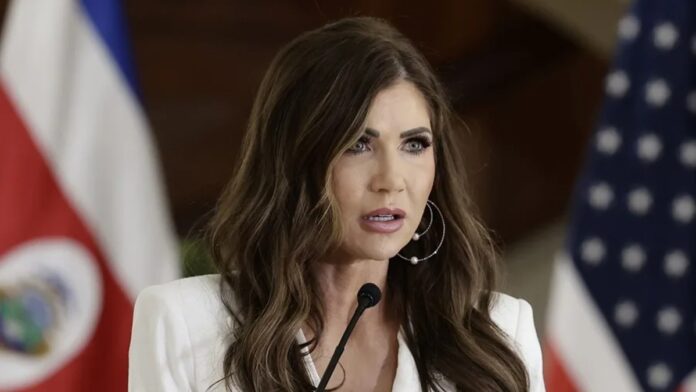Kristi Noem dejará el Departamento de Seguridad Nacional tras decisión del presidente Donald Trump. Foto: EFE/Jeffrey Arguedas/Archivo