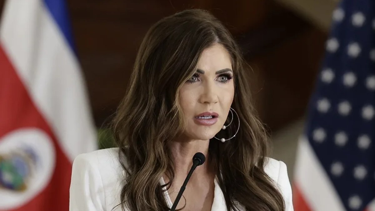 Kristi Noem dejará el Departamento de Seguridad Nacional tras decisión del presidente Donald Trump. Foto: EFE/Jeffrey Arguedas/Archivo