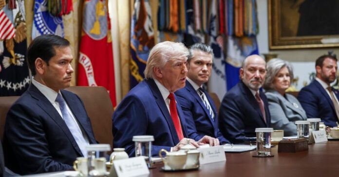 El presidente de Estados Unidos, Donald Trump, durante un mensaje este jueves 26 de marzo de 2026 a medios con parte de su gabinete en la Casa Blanca. Foto: EFE/EPA/Will Oliver/POOL