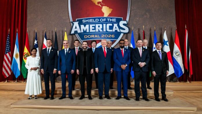 El presidente de Estados Unidos, Donald Trump, y otros mandatarios de Latinoamérica, donde no fue invitado México, en una cumbre en Miami contra el narcotráfico. Foto: @WhiteHouse en X