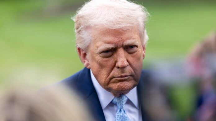 El presidente de Estados Unidos, Donald Trump, amenazó con enviar agentes de ICE para controlar la seguridad aérea ante la falta de financiamiento de la TSA. Foto: EFE/EPA/Shawn Thew/POOL