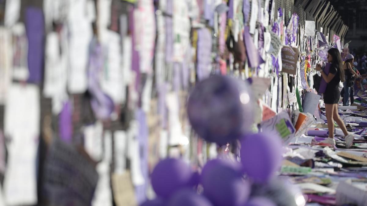 Mujeres colocan mensajes en vallas metálicas en el marco del Día Internacional de la Mujer, en Ciudad de México. Foto: EFE/Sáshenka Gutiérrez/Archivo