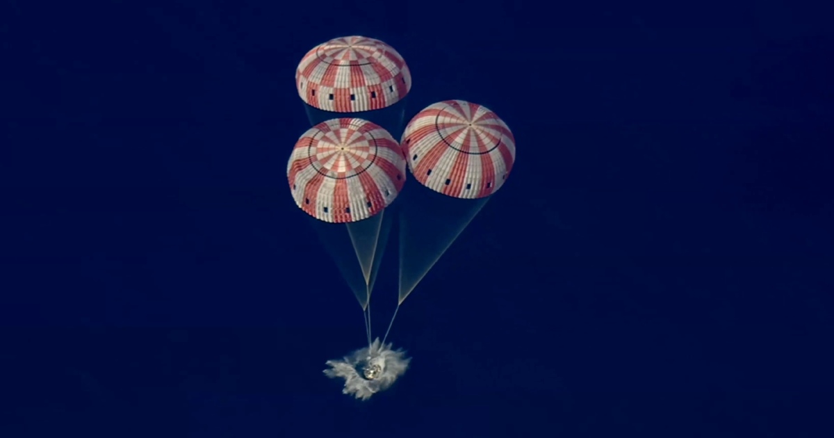 La cápsula Orión ameriza en el océano Pacífico tras completar la misión Artemis II alrededor de la Luna. Foto: NASA