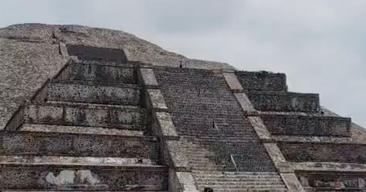 El tirador realizó los disparos en contra de los turistas desde el centro de la pirámide en la zona arqueológica de Teotihuacán. Foto: Tomada de X