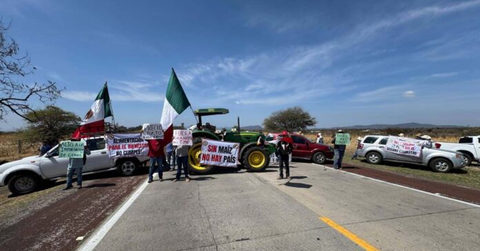 Bloqueos carreteros afectaron el traslado de mercancías en distintas regiones de México. Foto: Tomada de X