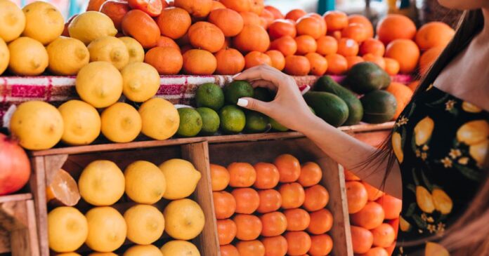 El aumento en productos básicos como jitomate y leche impulsa el alza de la canasta alimentaria en México. Foto: Freepik IA