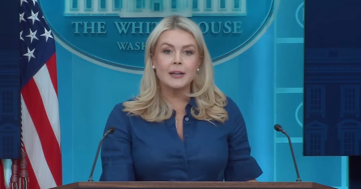 Karoline Leavitt, secretaria de prensa de la Casa Blanca, en una conferencia de prensa el pasado 8 de abril de 2026. Foto: Tomada de X