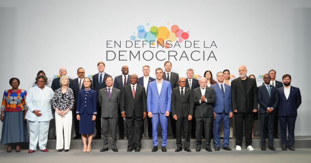 La presidenta Claudia Sheinbaum asiste a la IV Cumbre en Defensa de la Democracia. Barcelona, España. Foto: Gobierno de México