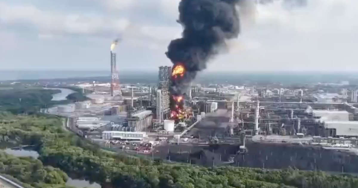 Columna de humo tras incendio en la refinería Olmeca de Dos Bocas, Tabasco. Foto: Tomada de X
