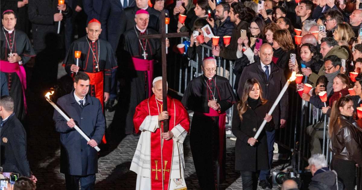 El papa León XIV durante el viacrucis en el Coliseo de Roma, donde cargó la cruz durante todo el recorrido. Foto: @news_vaticano en X