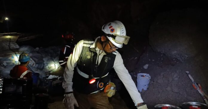 Equipos de rescate trabajan en la mina Santa Fe, en Sinaloa, para localizar a los mineros atrapados. Foto: @CNPC_MX en X