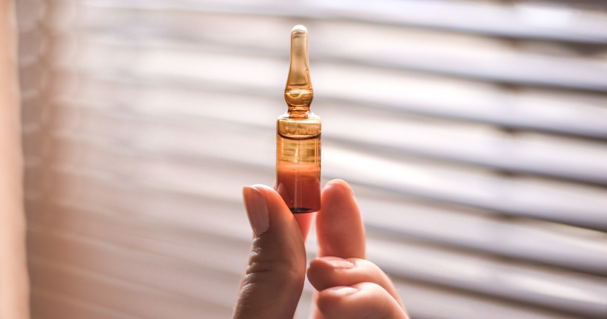 Autoridades investigan una clínica en Hermosillo tras la muerte de cuatro personas por suero intravenoso. Foto: Freepik IA