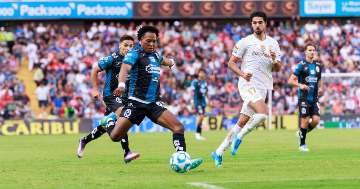 Jugadores de Querétaro y del Toluca en el partido de este sábado 4 de abril de 2026. Foto: @Club_Queretaro en X