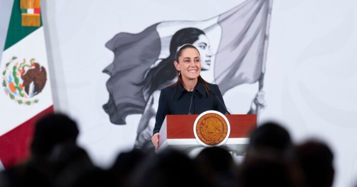 La presidenta Claudia Sheinbaum informó que continúan los trabajos para contener la contaminación por hidrocarburos en el Golfo de México. Foto: Gobierno de México