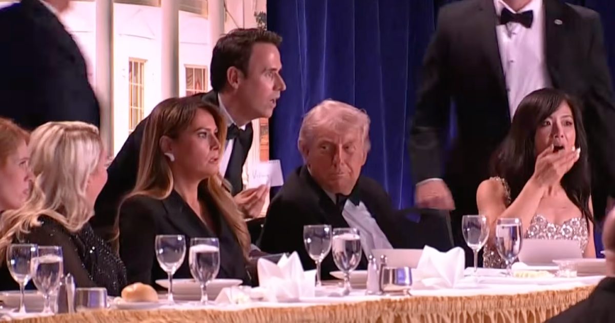 El presidente Donald Trump fue evacuado de una cena con periodistas en Washington tras reportes de disparos. Foto: Tomada de X