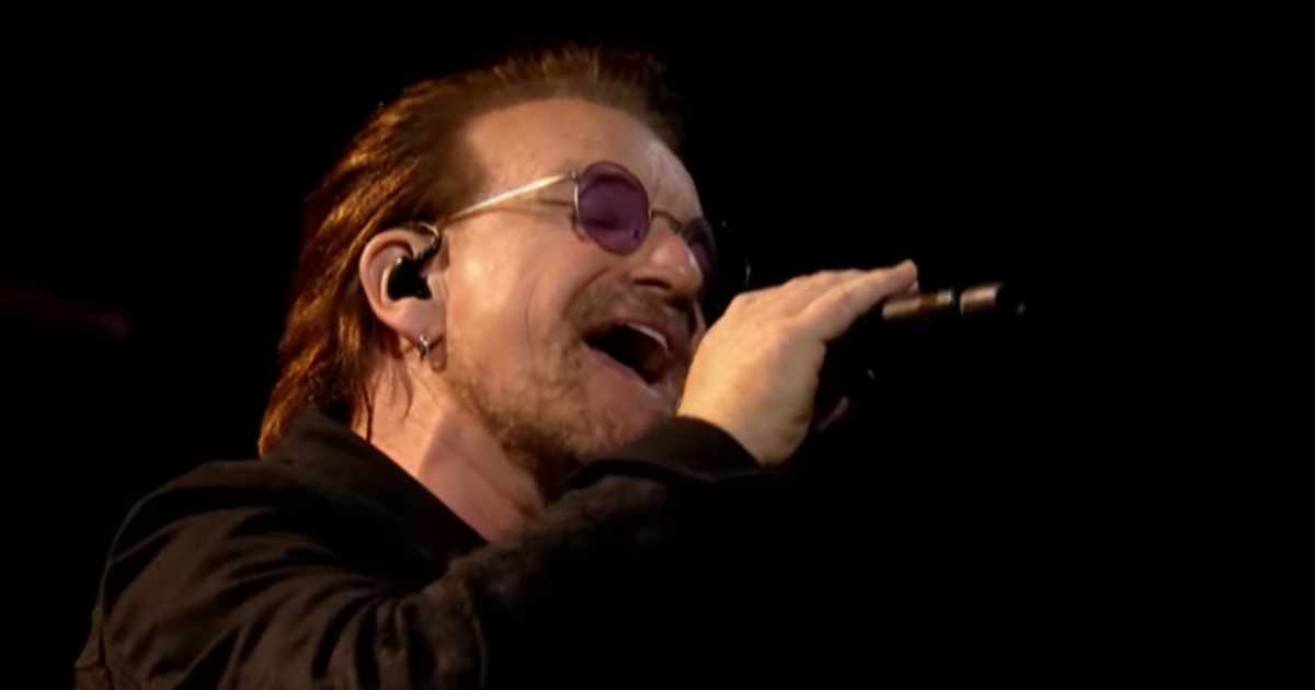 Bono sorprendió a fans al bailar salsa durante su visita a la Ciudad de México. Foto: Tomada de X/Archivo