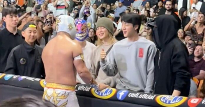 Integrantes de BTS disfrutan una función de lucha libre en la Arena México durante su visita a la CDMX. Foto: Tomada de X