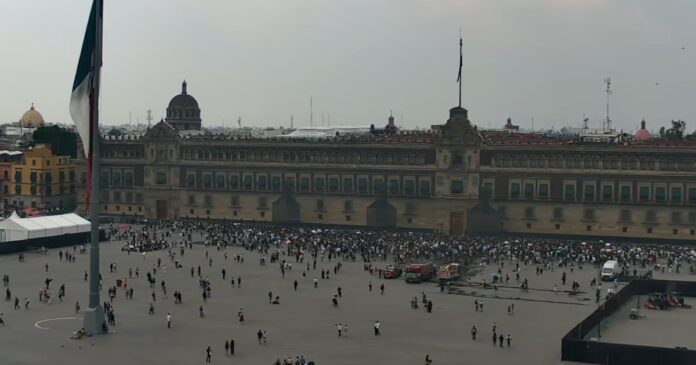 Integrantes de BTS y Claudia Sheinbaum saludan desde el balcón de Palacio Nacional ante miles de fans en el Zócalo. Foto: Tomada de X