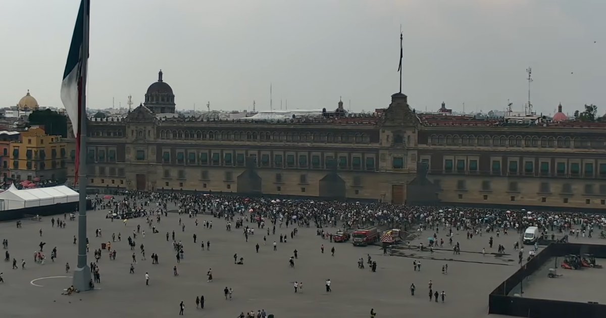 Integrantes de BTS y Claudia Sheinbaum saludan desde el balcón de Palacio Nacional ante miles de fans en el Zócalo. Foto: Tomada de X