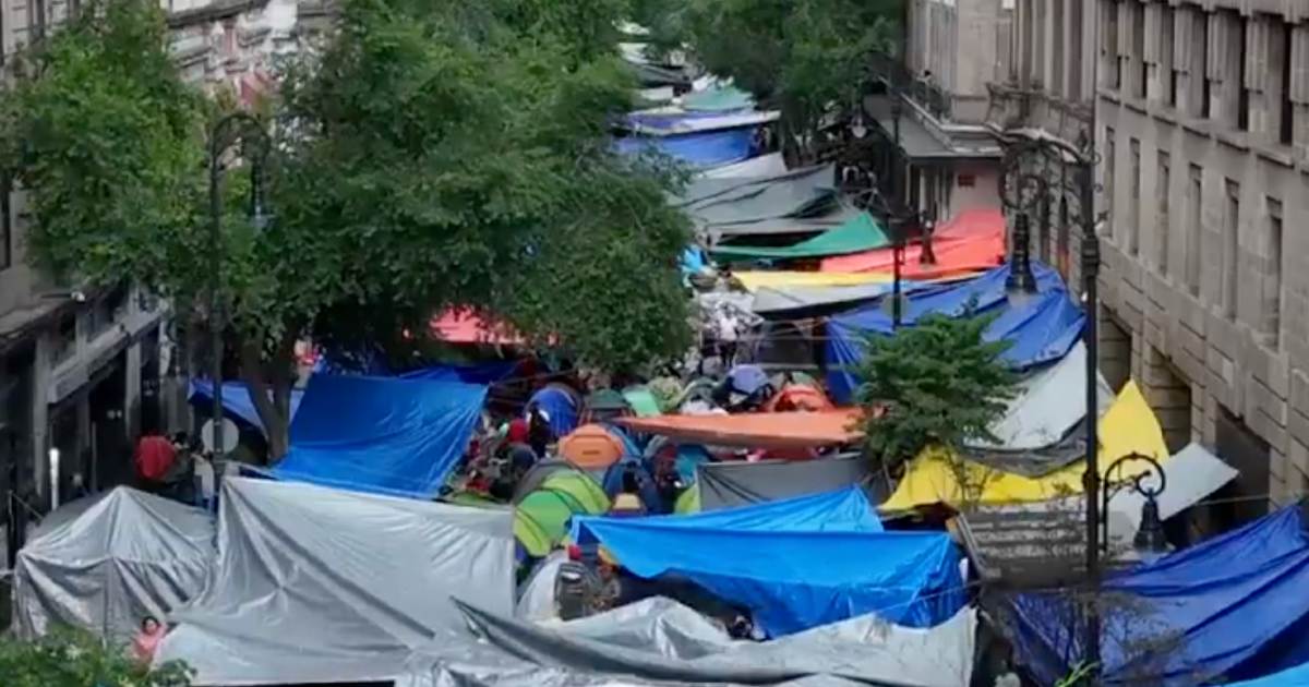 Integrantes de la CNTE instalaron casas de campaña en la calle 5 de Mayo tras marchar por Paseo de la Reforma en la Ciudad de México. Foto: Tomada de X