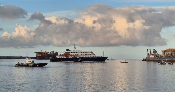 El crucero Hondius partió de Tenerife tras concluir la evacuación de pasajeros por brote de hantavirus. Foto: Sanidad España