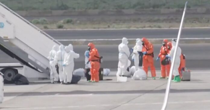 Pasajeros del crucero MV Hondius son evacuados en Tenerife tras un brote de hantavirus y luego son subidos a aviones para trasladarlos a sus países de origen. Foto: Tomada de X