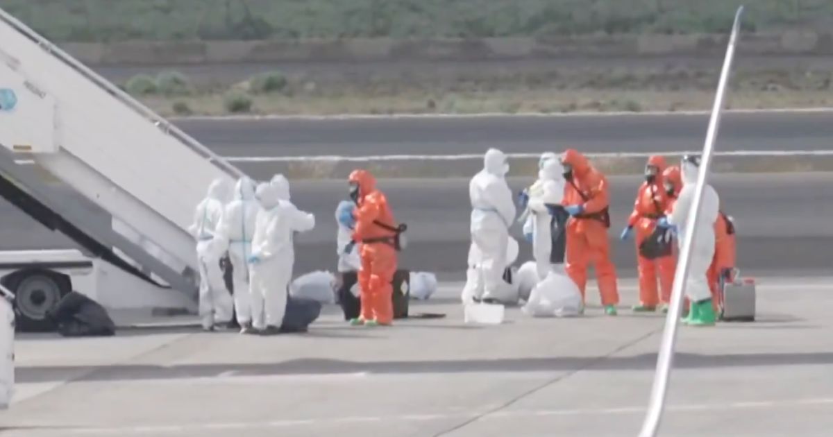 Pasajeros del crucero MV Hondius son evacuados en Tenerife tras un brote de hantavirus y luego son subidos a aviones para trasladarlos a sus países de origen. Foto: Tomada de X