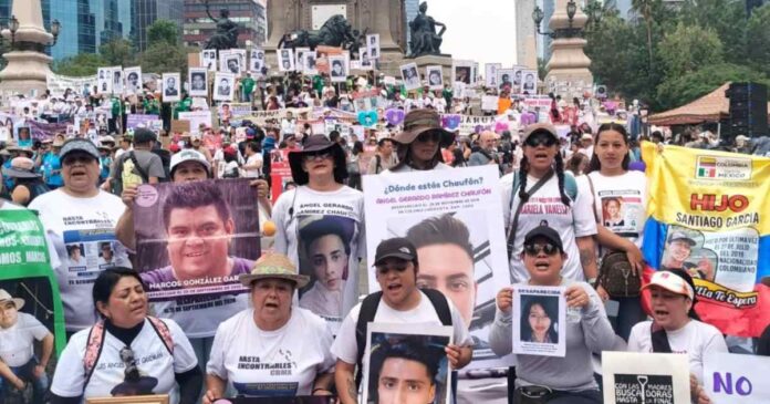 Madres buscadoras colocan fichas de desaparecidos en el Ángel de la Independencia durante marcha en CDMX. Foto: Madres Buscadoras Facebook