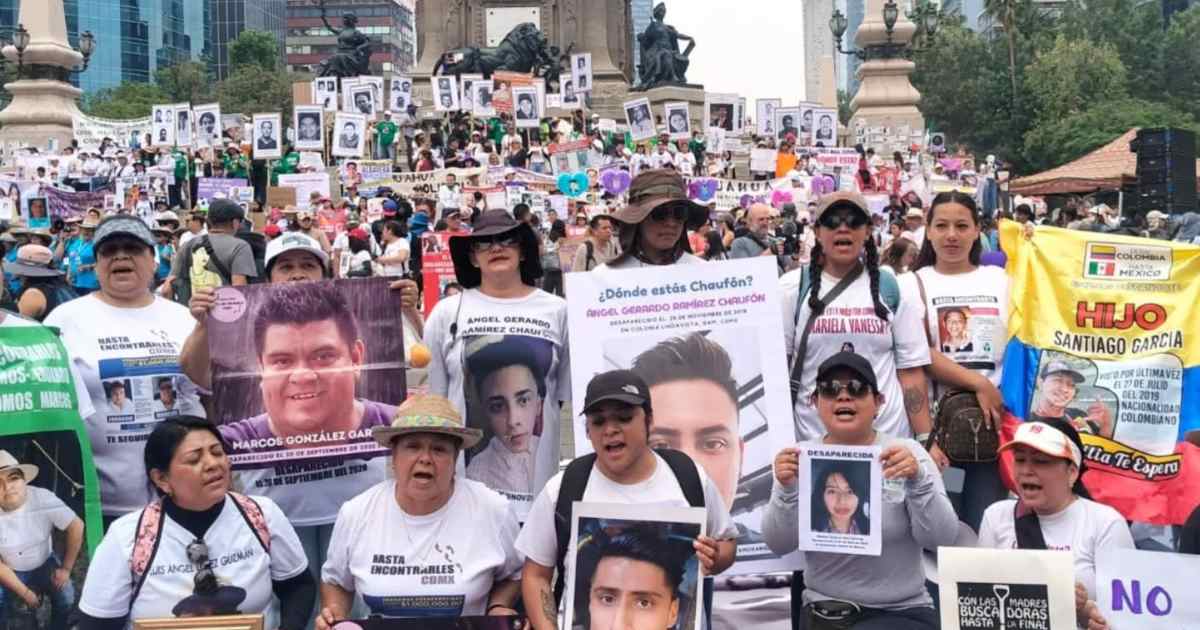 Madres buscadoras colocan fichas de desaparecidos en el Ángel de la Independencia durante marcha en CDMX. Foto: Madres Buscadoras Facebook