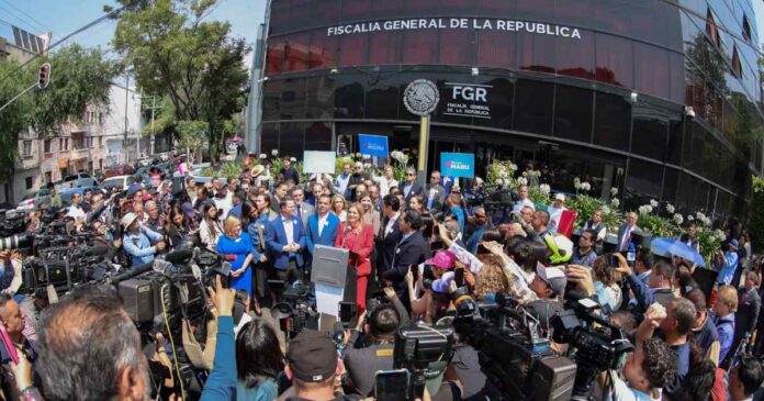 Maru Campos acudió a las instalaciones de la FGR en Ciudad de México acompañada por dirigentes nacionales del PAN. Foto: @MaruCampos_G en X