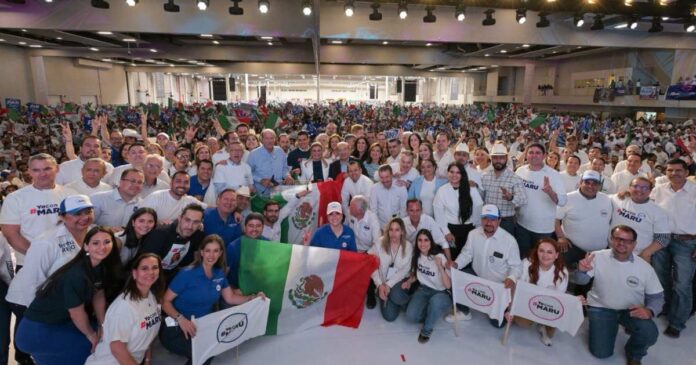 Maru Campos encabezó un acto político en Chihuahua acompañada por dirigentes nacionales y figuras históricas del PAN. Foto: PAN
